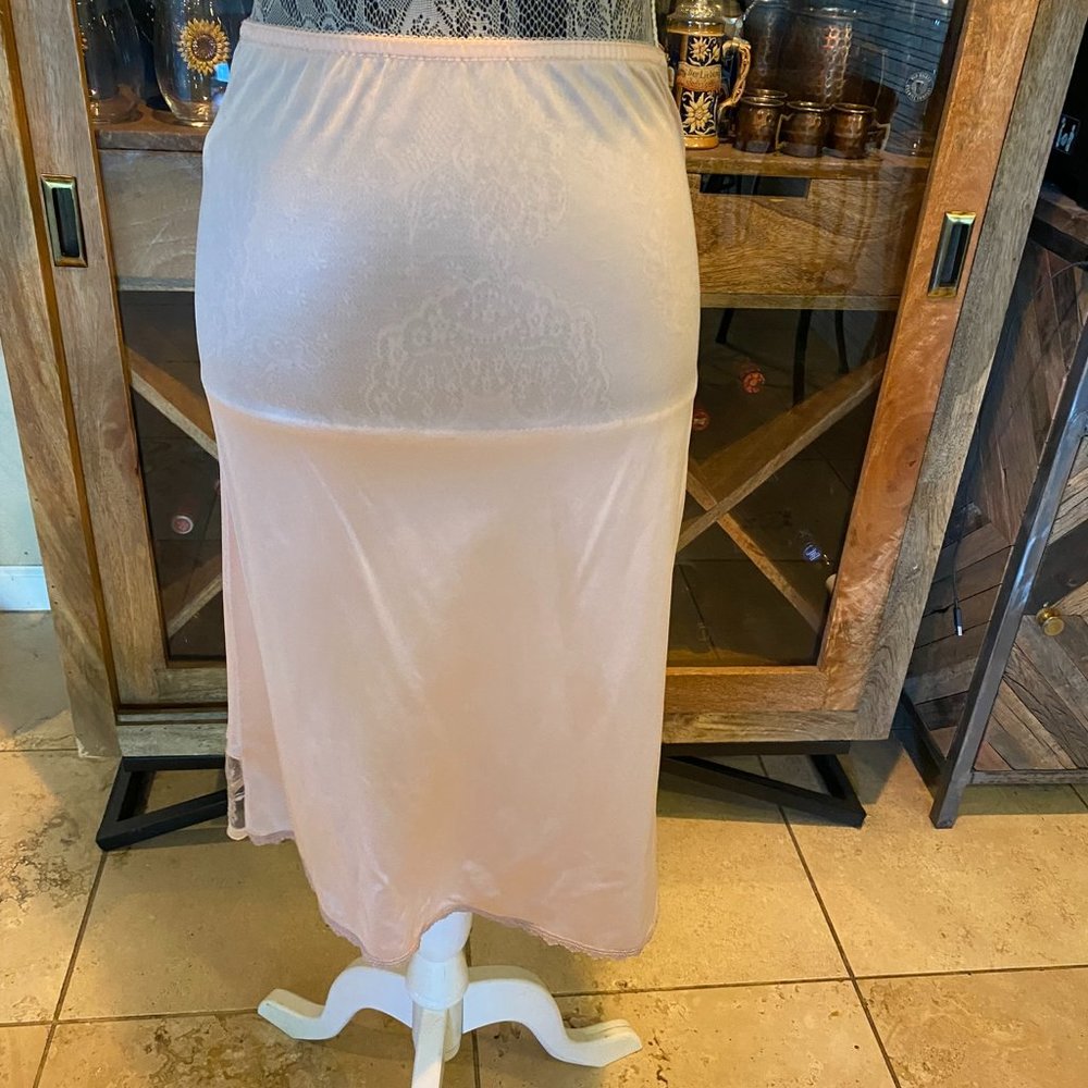 Vintage Pink half Slip no manufactures tag lots of pretty details
